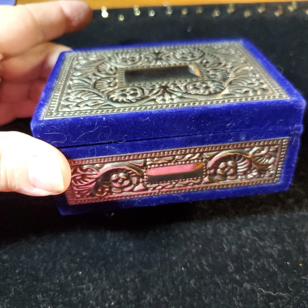 Silver & Blue Velvet jewelry box - Picture 10 of 13